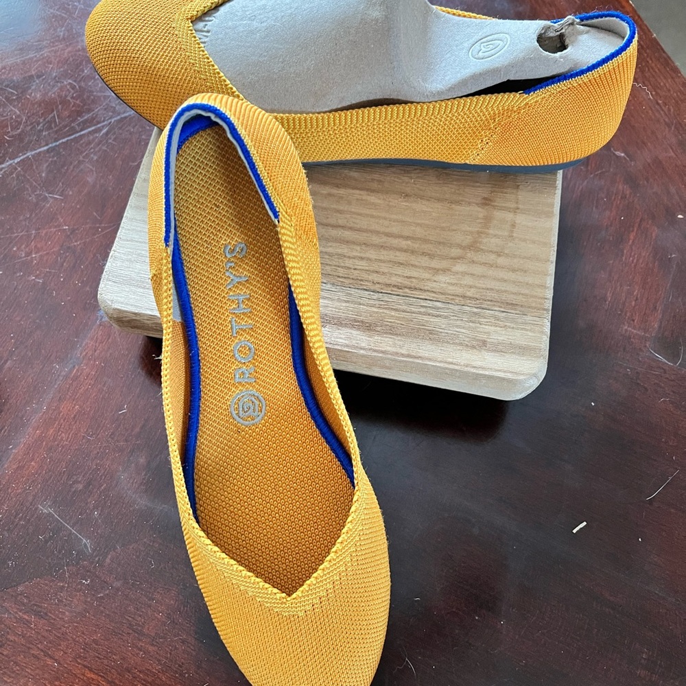 🌸🌺🌷💗Rothys happy and fun marigold flats, size 9. Best deal on Poshmark!